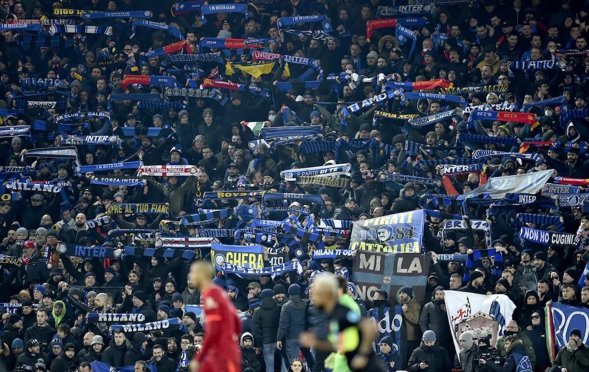 Tifosi dell'Inter che esultano