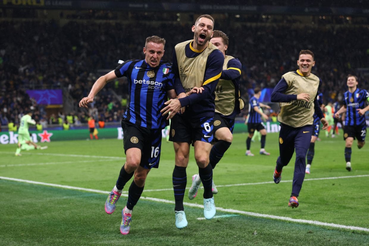 Esultanza dei giocatori dell'Inter dopo un gol nel derby