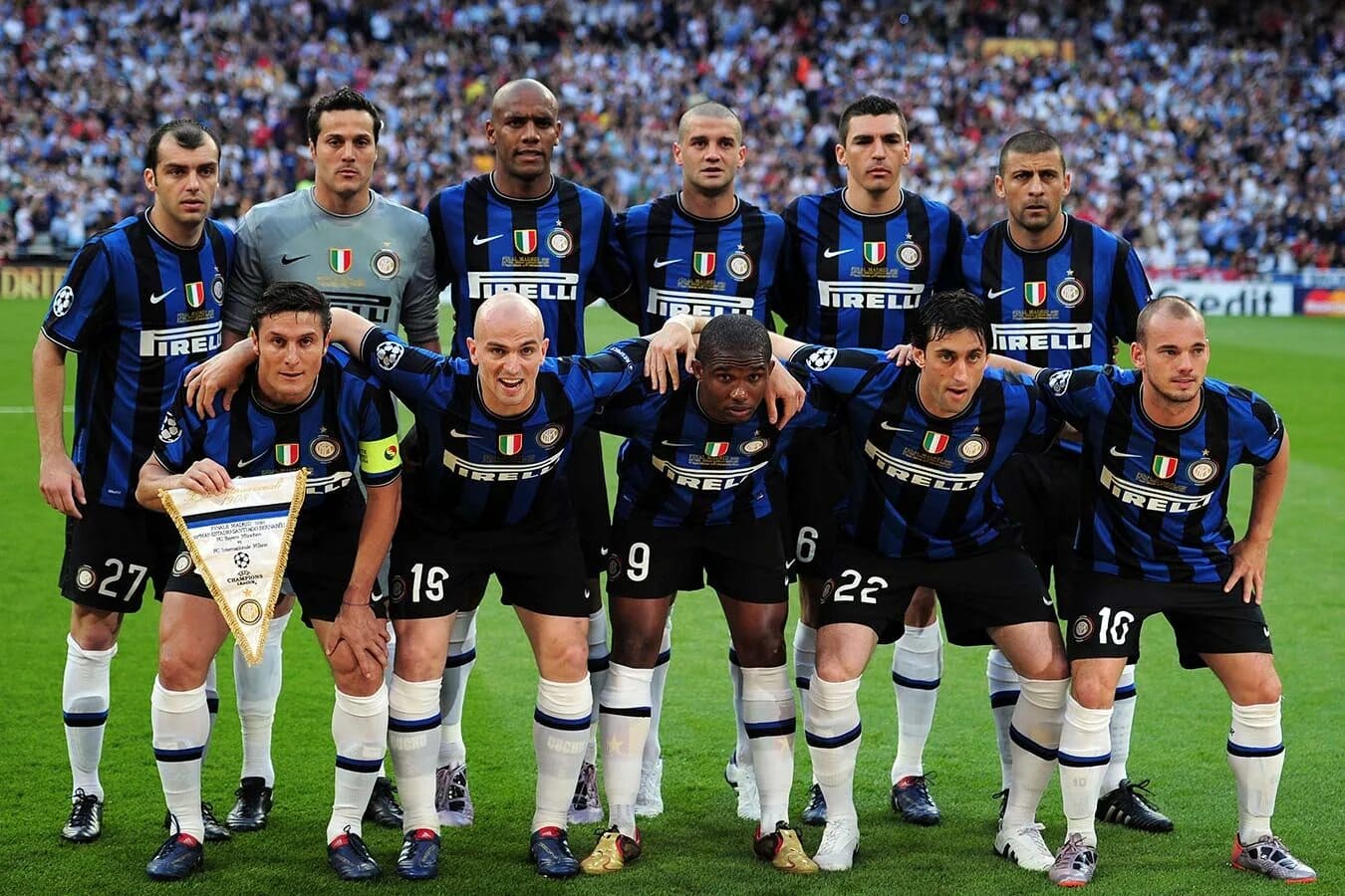 Inter squadra in cerchio prima di una partita