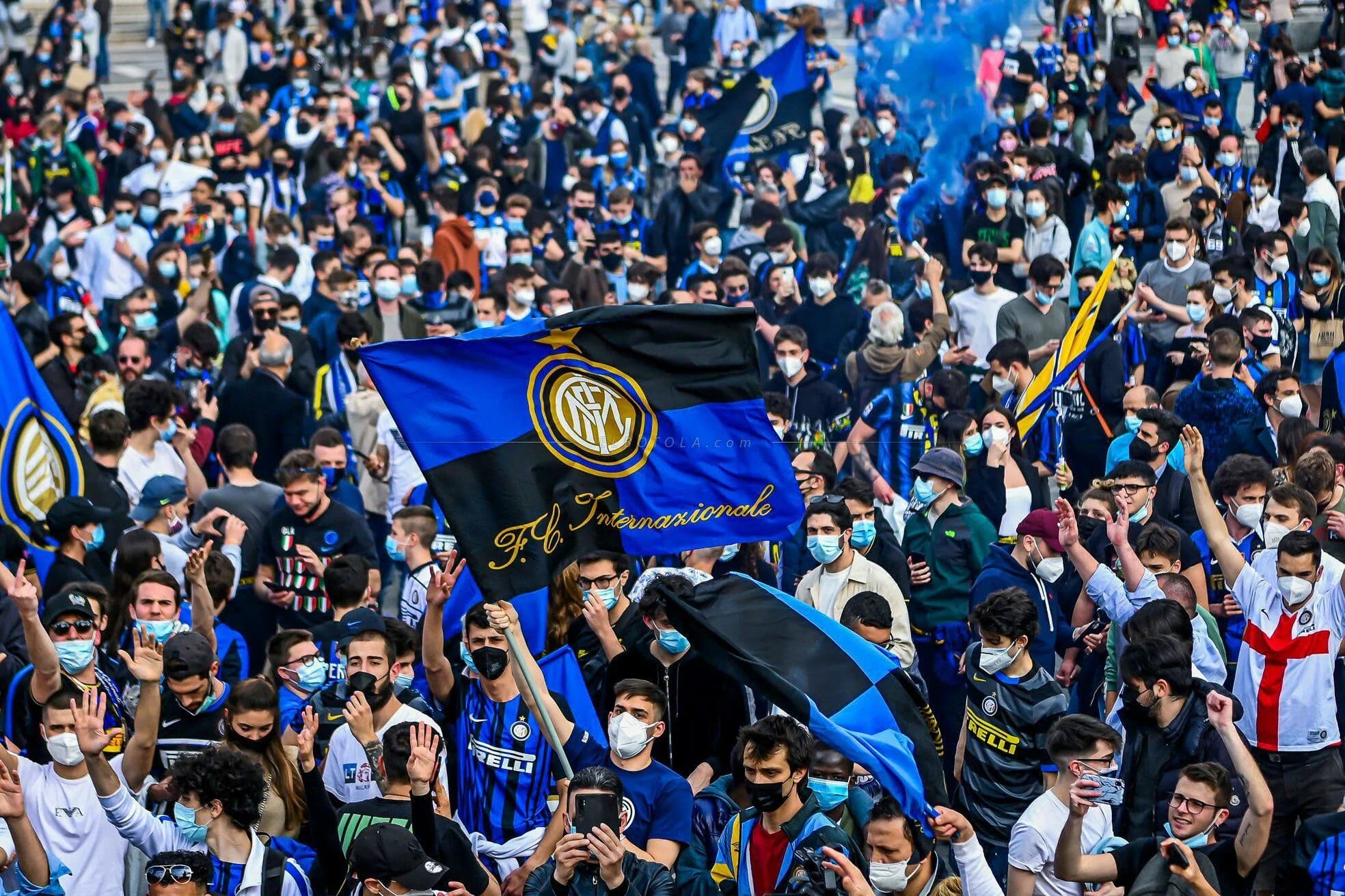 Tifosi dell'Inter che esultano con sciarpe e bandiere